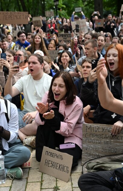 Парламентът в Украйна прие в четвъртък законови промени които възстановяват