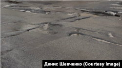 Одна зі столичних доріг після зими 2026 року