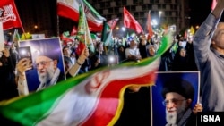 تجمع گروهی از طرفداران جمهوری اسلامی در خیابانی در تهران به مناسبت عید موسوم به «نیمه شعبان» 