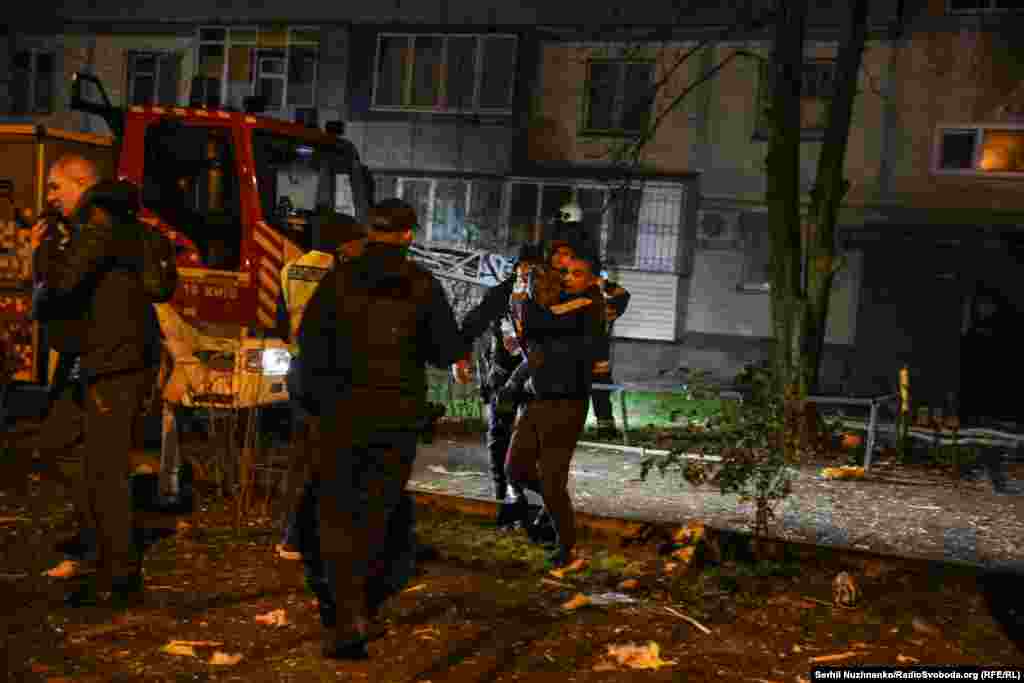 Керівництво Росії заперечує, що російська армія під час повномасштабної війни завдає цілеспрямованих ударів по цивільній інфраструктурі міст і сіл України, убиваючи цивільне населення і руйнуючи лікарні, школи, дитячі садочки, об’єкти енергетики та водозабезпечення