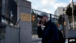Мужчина рядом со зданием посольства России в США.