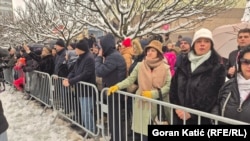 Okupljeni građani tokom defilea 9. 1. 2026.