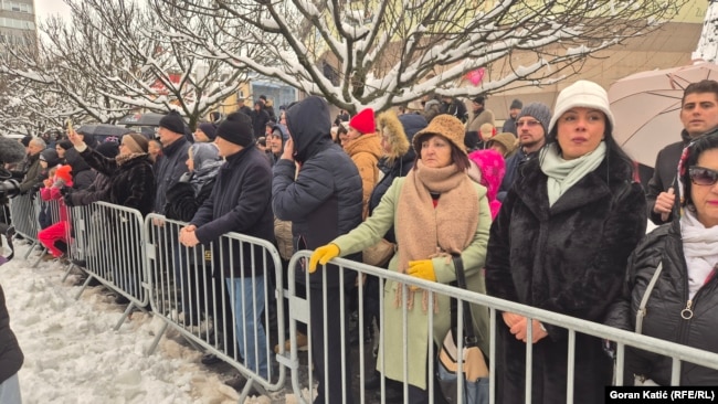 Okupljeni građani tokom defilea 9. 1. 2026.