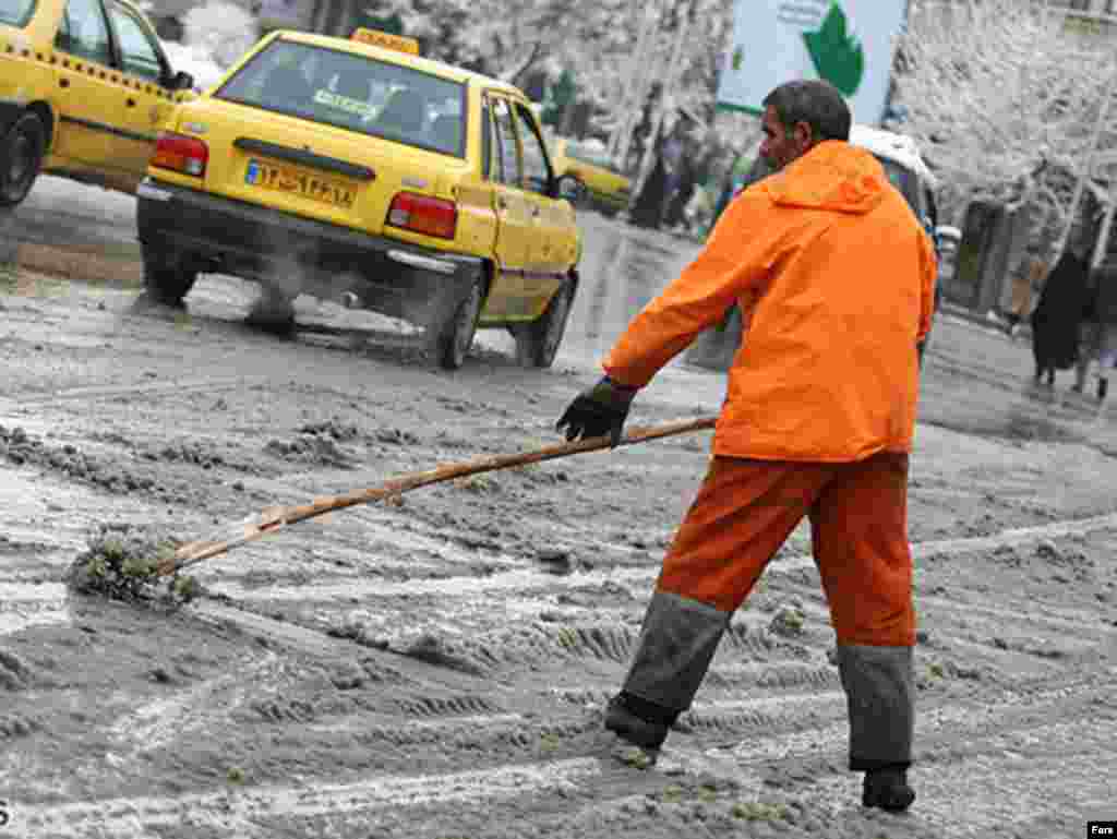 Барои ин марди роҳрӯб дар Ҳамадон тоза кардани роҳ аз барф муҳимтар аст.
