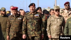 د لیبیا لوی درستیز له یو شمیر نورو لوړو پوړو پوځي چارواکو سره 