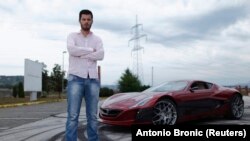 Nulla kibocsátás, de luxus. Mate Rimac, a horvát Rimac Automobili tulajdonosa pózol Zágrábban Concept One elektromos szuperkocsival. Az EU 2035-re leállítja a belső égésű motoros kocsik kereskedelmét. Akinek nem lesz pénze drága új, elektromos autóra, annak támogatást ígérnek