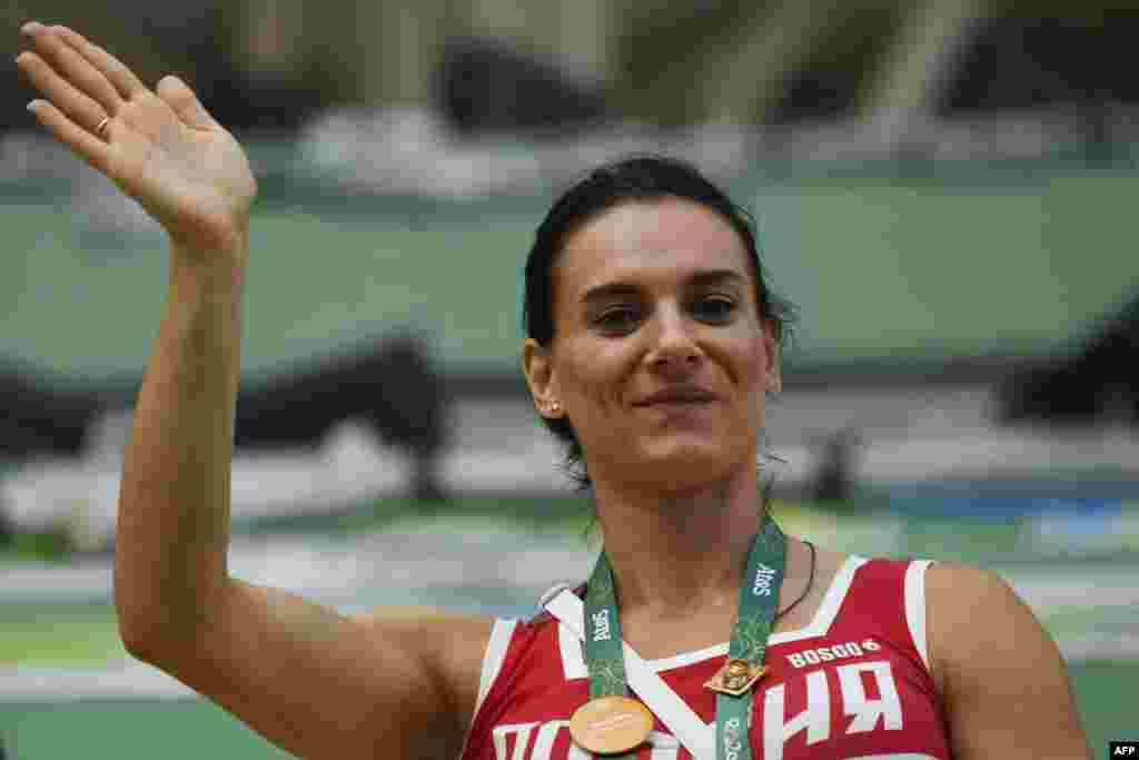 Российская прыгунья с шестом Елена Исинбаева&nbsp;не была допущена к участию в&nbsp;Олимпиаде-2016&nbsp;в&nbsp;Рио-де-Жанейро, однако прилетела в Бразилию и&nbsp;18 августа 2016 года была избрана в комиссию спортсменов Международного олимпийского комитета. 19 августа она объявила о завершении спортивной карьеры.