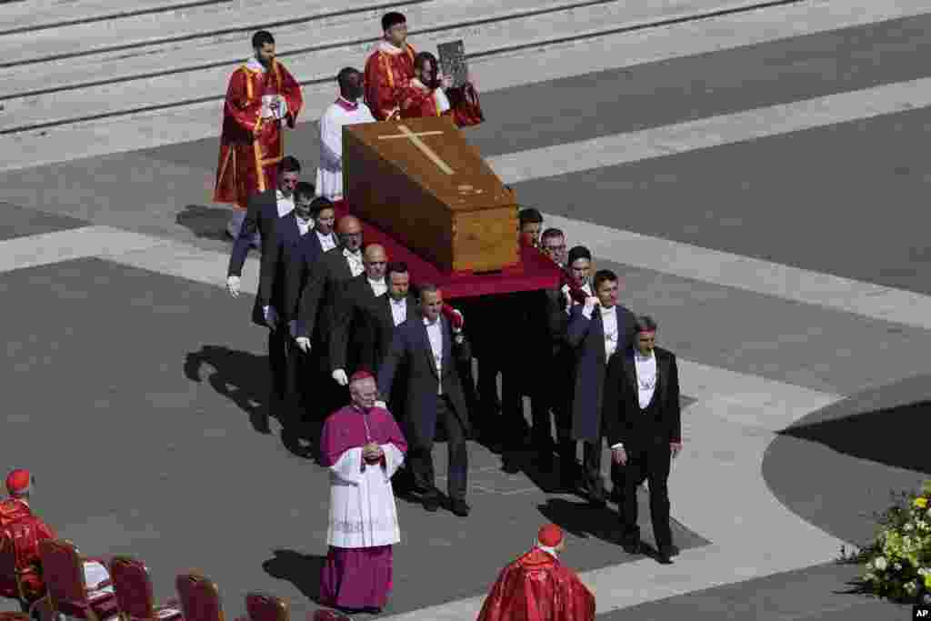 Arkivoli i Papa Françeskut dërgohet në sheshin e Shën Pjetrit për varrimin e tij, në Vatikan.