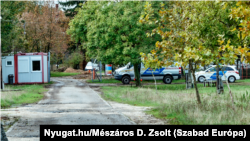 Vitnyéden már a Csermajor területére sem mehetünk be, pedig egy hónapja még szabad volt. A bejáratától száz méterre húzódik az új kerítés, szeptemberben ott beszélgettünk a rendőrökkel, most: „Magánterület, idegenek csak a tulajdonos engedélyével léphetnek be”