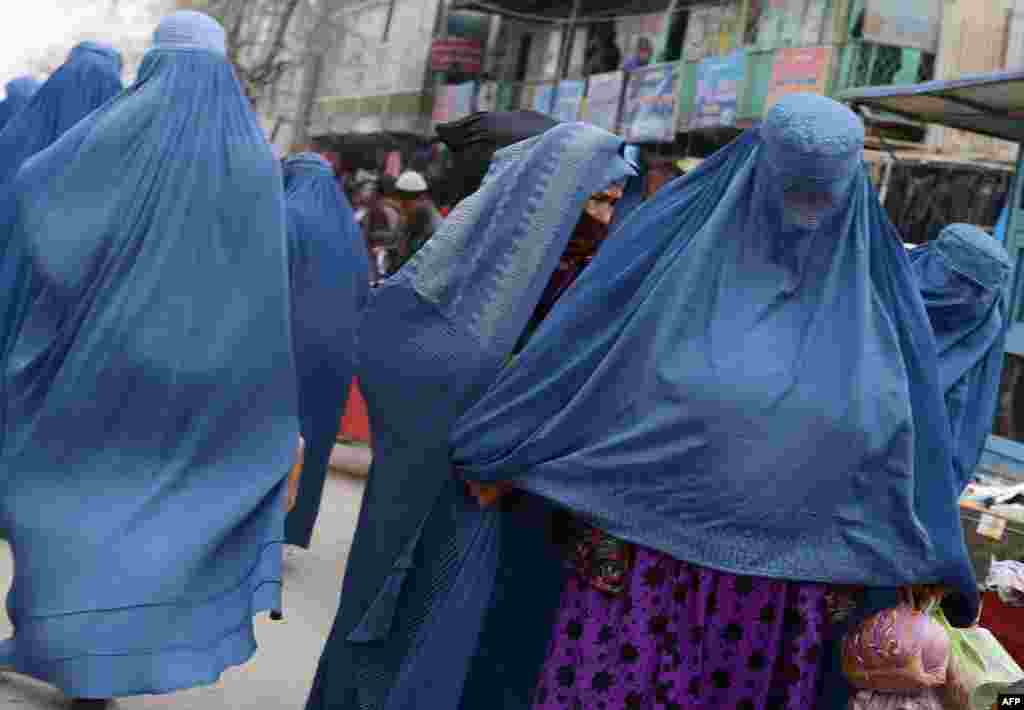 Əfqanıstan paytaxtında burqa geyinən qadınlar 