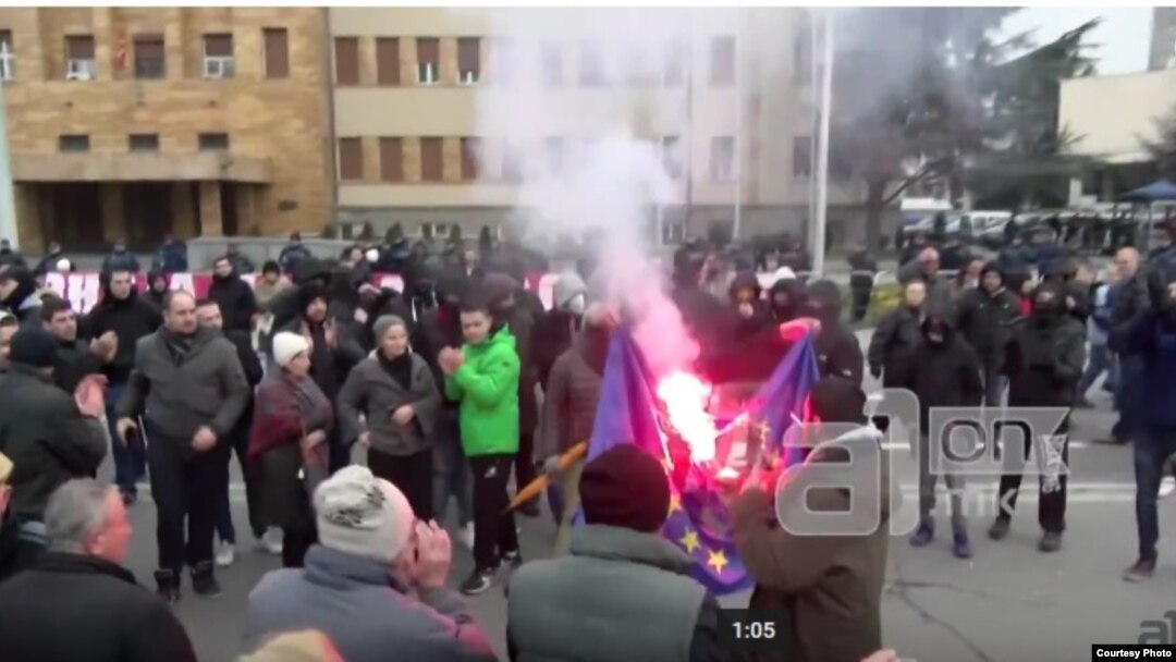 Демонстрантите запалија знаме на ЕУ на протестот против двојазичноста во Скопје. Фото: А1он