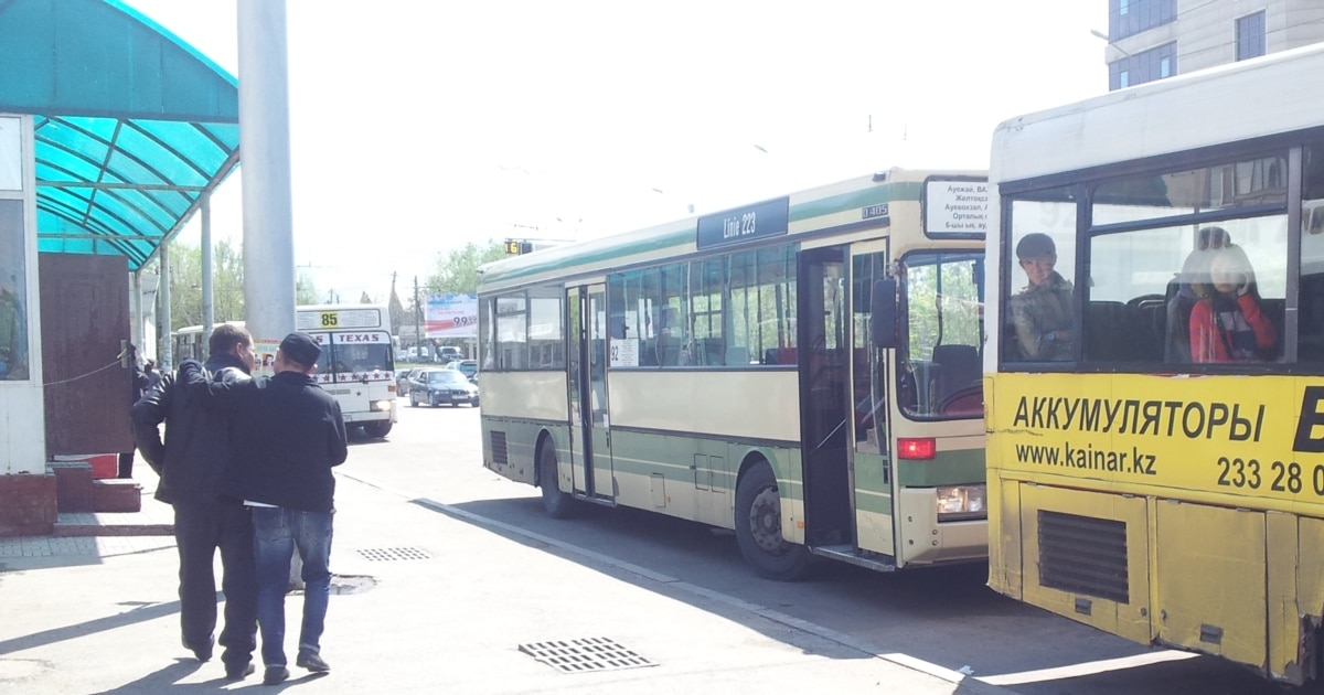 Әйелдің көңілін қалдыратын порнофильм Жігіт жетілген әйелмен жыныстық қатынасқа түседі