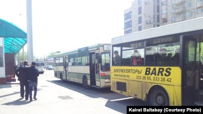 Ер адам таңертең ұйықтап жатқан семіз әйелін трахает етеді