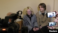 Diana Loghinova și chitaristul Aleksandr Orlov, la un tribunal din St. Petersburg, pe 29 octombrie 2025.