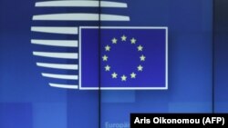 اروپايي کمیسیون پرون په یوه بیان کې ویلي چې په افغانستان کې د بشري وضعیت له خرابۍ وروسته یې دا اقدام کړی دی.
