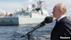 Президент России Владимир Путин на параде ко Дню Военно-морского флота в Санкт-Петербурге, Россия, 28 июля 2024 года