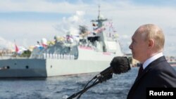 Рускиот претседател Путин, парада за Денот на морнарицата во Санкт Петербург