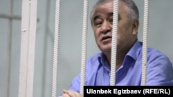 Ata-Meken leader Omurbek Tekebaev appears in court during his trial in August 2017.