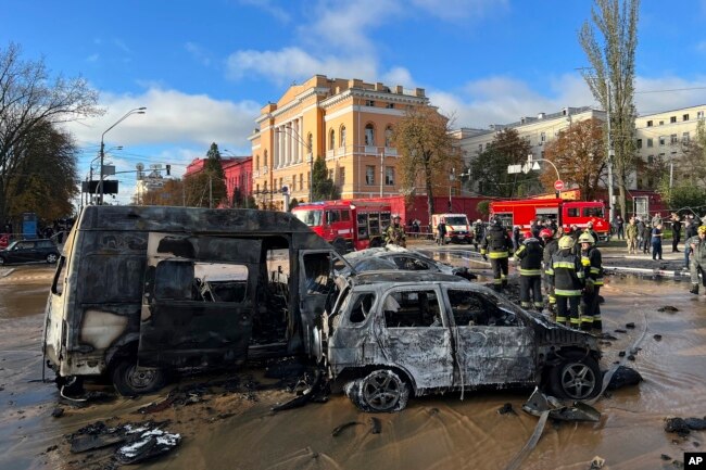 Ekipet e shpëtimit në vendin e ngjarjes pas sulmeve ruse në Kiev më 10 tetor 2022.