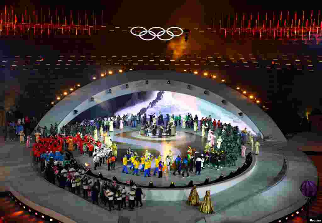 Пасьля захапляльнай цырымоніі адкрыцьця 6 лютага на Алімпійскім стадыёне «Сан-Сіра» ў Міляне вечар, які прайшоў у амфітэатры эпохі Рымскае імпэрыі, быў ня менш уражлівым.