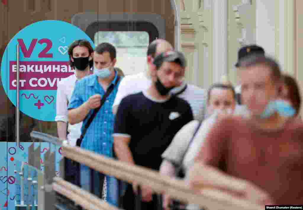 РУСИЈА - Црн пазар на лажни вакцинални сертификати и негативни ковид тестови се појави во Русија додека земјата се бори со новиот бран на заразени со коронавирусот и рекорден број на починати. Властите во Москва денеска соопштија дека е приведен 33 годишен маж осомничен за продавање на лажни коронавирус сертификати на московјани додека полицијата во Санкт Петербург соопшти дека спровеле три истраги за поединци кои продавале лажни сертификати и ковид тестови во градот и околината.