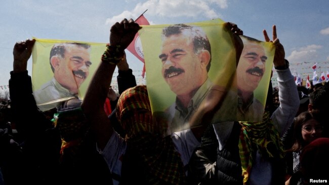 حامیان حزب طرفدار کرد با پرچمهایی با تصویر عبدالله اوجالان، رهبر زندانی پکاکا