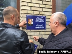 Postavljanje plakata slikom Petera Handkea u petak ujutro, 28. maja, u Srebrenici.