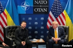Президент США Дональд Трамп беседует с президентом Украины Владимиром Зеленским на полях саммита лидеров НАТО в Президентском комплексе "Бештепе" в Анкаре. 8 июля 2026 года