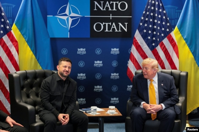 Президент Дональд Трамп проводить двосторонню зустріч із президентом України Володимиром Зеленським у рамках саміту лідерів НАТО в президентському комплексі «Бестепе» в Анкарі