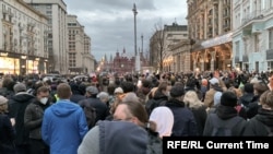 Москвада Навальний қўллови учун ўтказилган митинглардан биридан лавҳа