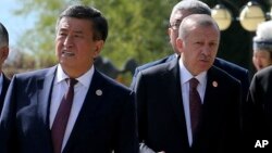 Сооронбай Жээнбеков менен Режеп Тайып Эрдоган Көчмөндөр оюндарынын ачылышында. Сентябрь, 2018-жыл.