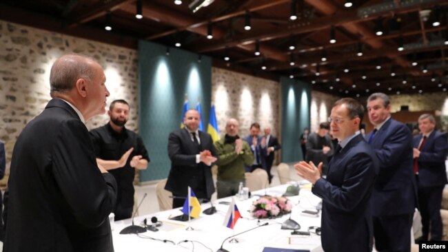 Президент Туреччини Таїп Ердоган вітає російських та українських переговірників перед зверненням до них напередодні переговорів у Стамбулі, Туреччина, 29 березня 2022 року