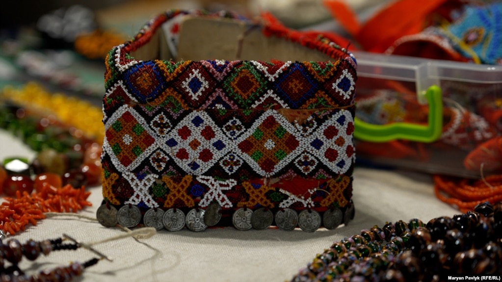 Силянка в головному уборі