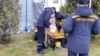 Люди готують їжу у дворі на вогнищі: через атаку РФ Славутич вже добу без світла (відео)