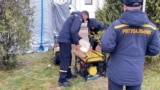 Люди готують їжу у дворі на вогнищі: через атаку РФ Славутич вже добу без світла (відео)