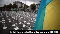 Акція під посольством Росії в Україні «Путін, за Іловайськ відповіси». Активісти встановили на проїжджій частині 366 білих хрестів на знак пам'яті про жертв Іловайської трагедії. Київ, 29 серпня 2018 року, ілюстративне фото