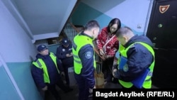 Азаттық журналисі тұратын пәтердің есігін бұзып кіру фактісі негізінде шақырылған полиция қызметкерлері. Алматы, 22 қазан, 2026 жыл. 