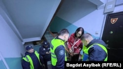 Сотрудники полиции, прибывшие на вызов по факту вскрытия двери квартиры журналиста Азаттыка. 22 октября 2026