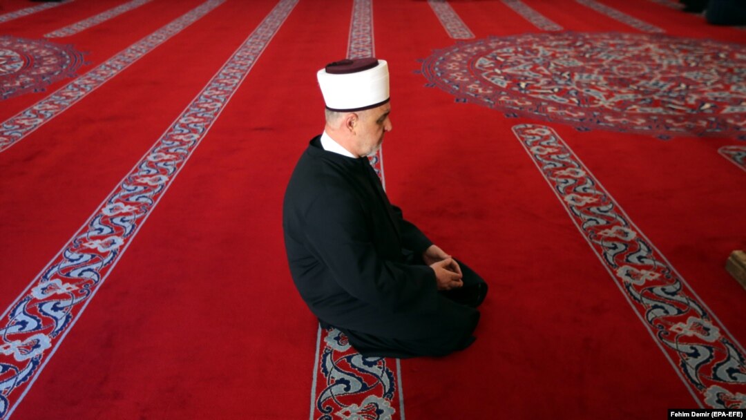 Reisu-l-ulema Islamske zajednice u Bosni i Hercegovini Husein efendija Kavazović u Gazi Husrefbegovoj džamiji u Sarajevu, april 2020. 