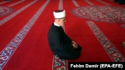 Reisu-l-ulema Islamske zajednice u Bosni i Hercegovini Husein efendija Kavazović u Gazi Husrefbegovoj džamiji u Sarajevu, april 2020. 