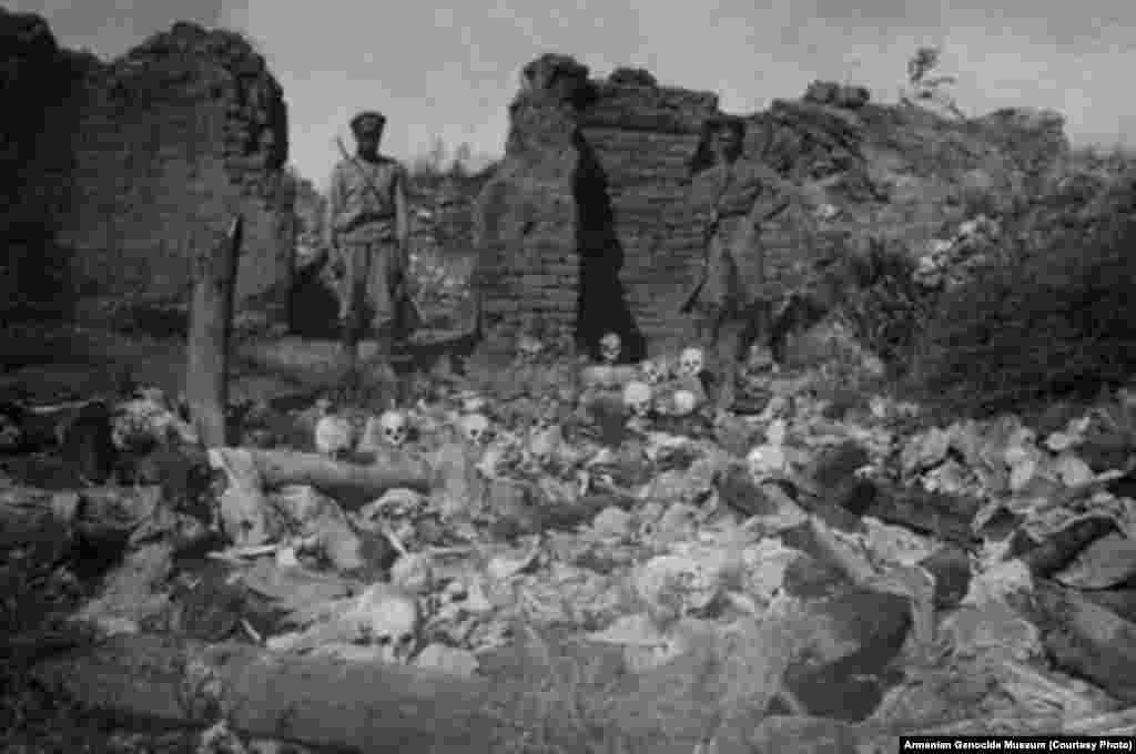 Armenians burnt alive in Sheykhalan by Turkish soldiers, 1915