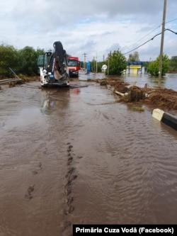 Stradă inundată din localitatea Cuza Vodă, situată în apropiere de Pechea și Slobozia Conachi.