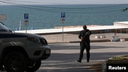 პოლიციელი დგას სადარაჯოზე, პლაჟის მახლობლად დაბომბვის შემდეგ. სევასტოპოლი. 2024 წლის 24 ივნისი