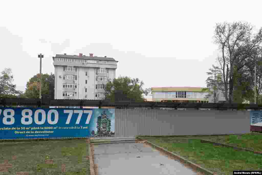 Cinematograful, construit de sovietici și inaugurat în 1957, și-a schimbat numele din „40 de ani ai Uniunii Tineretului Comunist” în „Gaudeamus” după destrămarea Uniunii Sovietice în anii '90. În 2004, clădirea, gestionată anterior de Ministerul Culturii, a fost preluată de SA „Cristivlad”. Șase ani mai târziu, conducerea companiei a privatizat și terenul aferent, anunțând intenția de a construi un bloc de 15 etaje. În 2016, proprietarul a început demolarea cinematografului, însă lucrările nu au fost finalizate. Între timp, clădirea a fost demolată, iar pe teren urmează să fie construit un bloc de apartamente. 