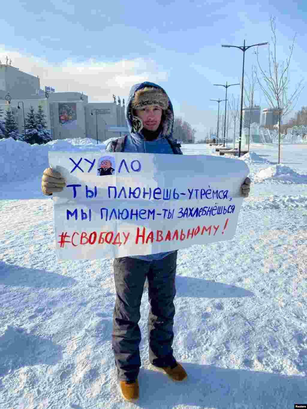 Izhevsk: &quot;(Putin), you spit, we wipe it off. We spit and you will drown. Freedom for Navalny!&quot;