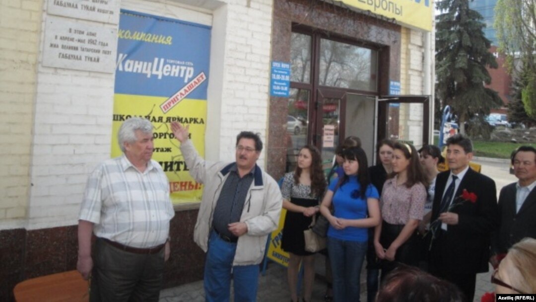 Тукай яшәгән Сабах кибете бинасы янында Риф Тойгынов һәм Марис Назиров шагыйрь турында сөйлиләр