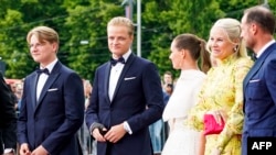 Marius Borg Hoiby (al doilea din stânga) alături de prințul moștenitor Haakon al Norvegiei (primul din dreapta), prințesa moștenitoare Mette-Marit a Norvegiei (a doua din dreapta) și alți membri ai familiei regale.