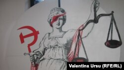 Caricatură despre justiţia în comunism. Muzeul de la Sighet