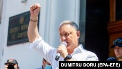 Igor Dodon în fața grupului de susținători care protesta în fața Curții Supreme de Justiție, 9 iulie 2021