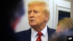 Presidenti amerikan, Donald Trump, duke folur me gazetarët në bordin e Air Force One, gjatë udhëtimit për në bazën Andrew. 27 janar 2025. 